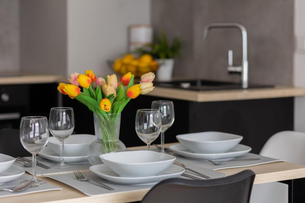 Targowek Pet-friendly With Parking By Renters Lägenhet *
